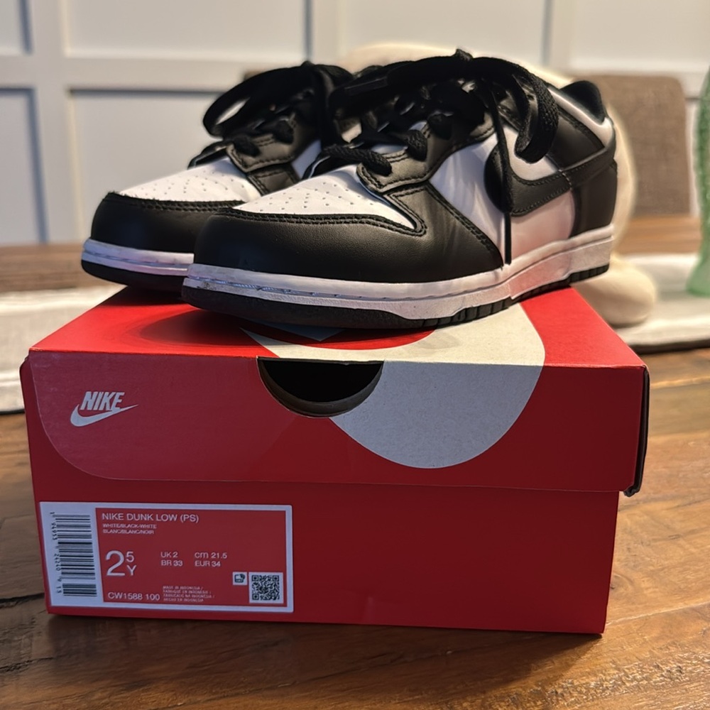 Nike Classic Black and White Dunks 2.5 EUC - Picture 3 of 6